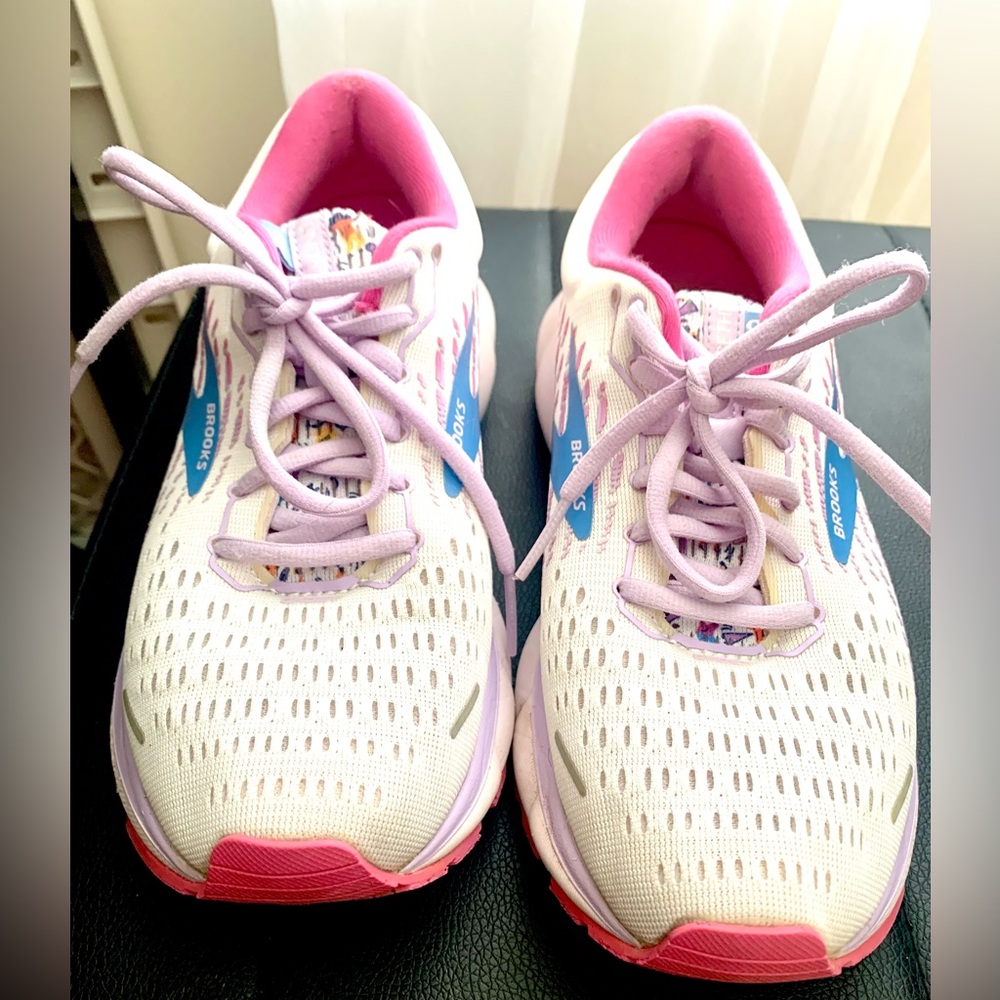 Special Edition| Women’s Brooks “Unity Together” Ghost13 sneakers| size 8